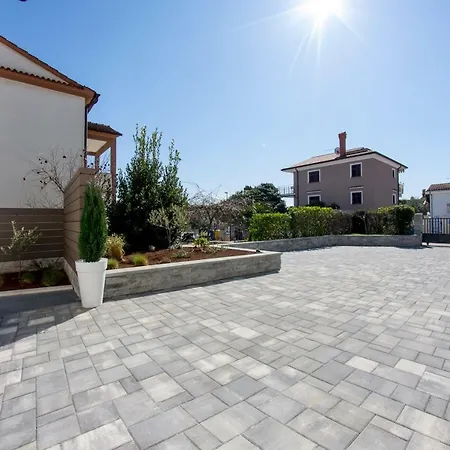 L With Private Jacuzzi 4* Rovinj