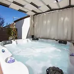 L With Private Jacuzzi