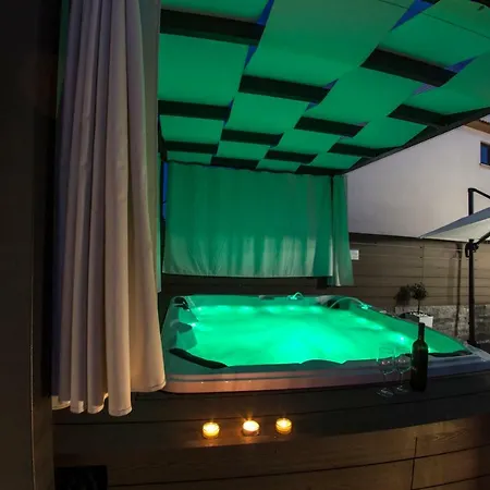 L With Private Jacuzzi