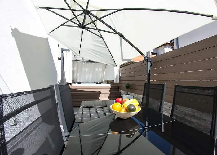 L With Private Jacuzzi 4* 로비니