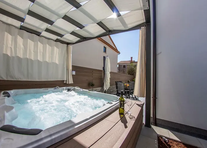 L With Private Jacuzzi 4* 로비니