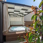 L With Private Jacuzzi Pensionat