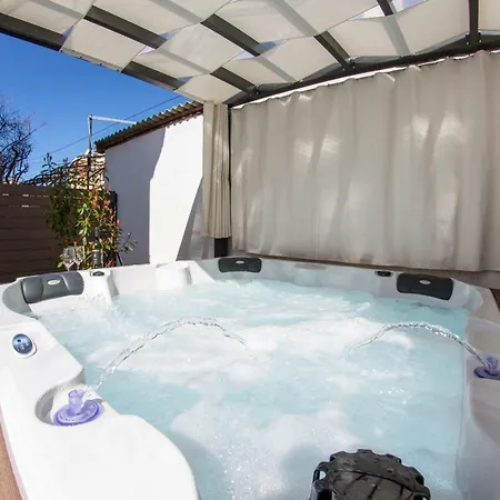 L With Private Jacuzzi