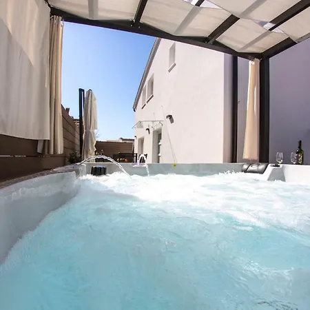 بيت ضيافة L With Private Jacuzzi 4*