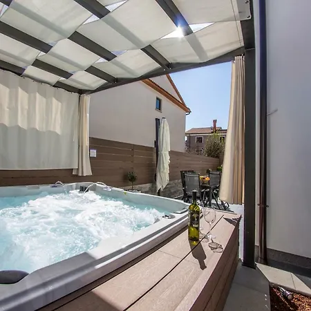 L With Private Jacuzzi 4* روفينج
