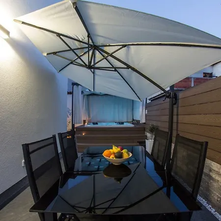 L With Private Jacuzzi بيت ضيافة روفينج