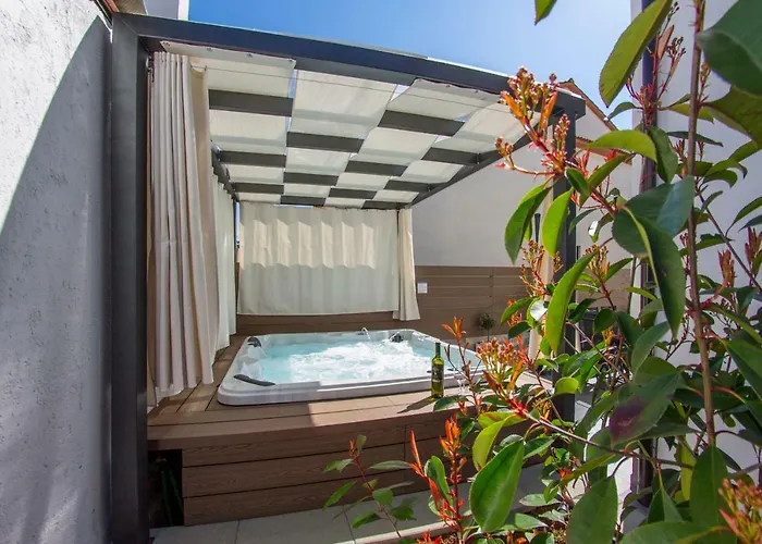 L With Private Jacuzzi Gæstehus