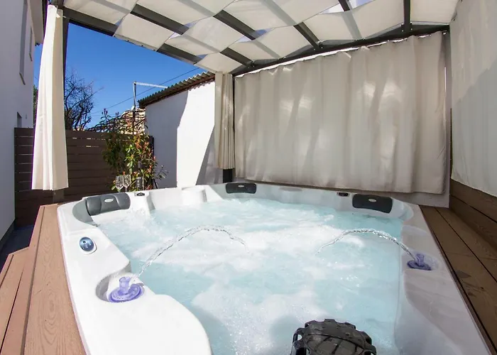 L With Private Jacuzzi