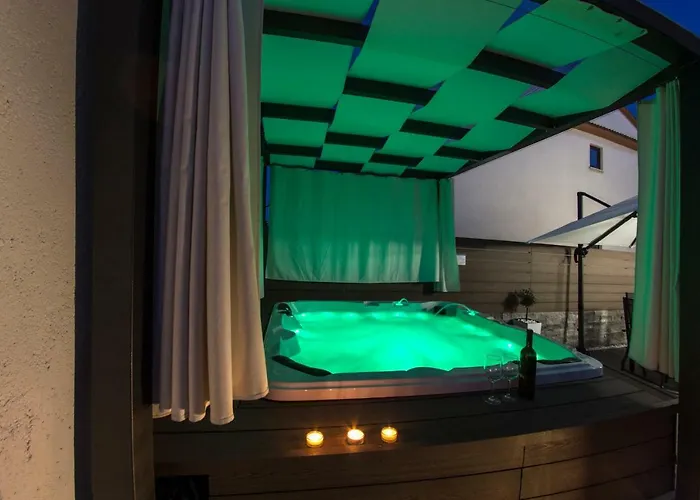 L With Private Jacuzzi
